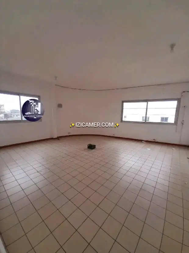 Open space à louer à akwa bien situé