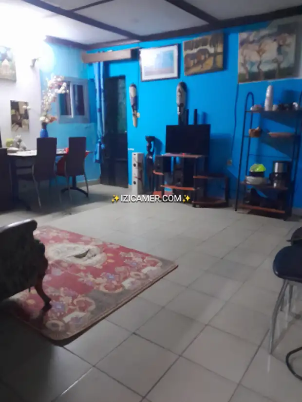 Maison a vendre a côté du goudron à akwa nord de l'axe principale de 4chambres 2douches | IZICAMER