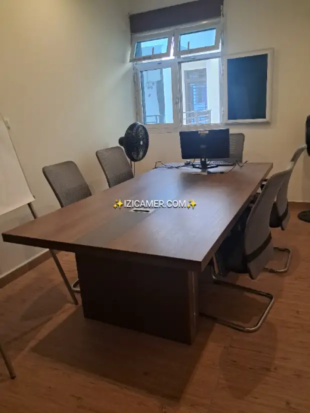 Vente de meuble de bureau occasion. Lot de 5 bureaux, une Salle de  meubles et 4meubles de rangement
